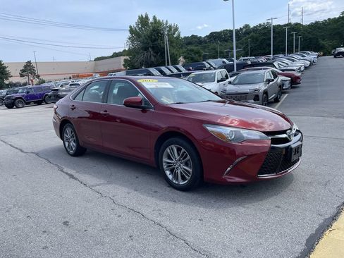 Used 2017 Toyota Camry SE w/ Moonroof Package FWD image 6