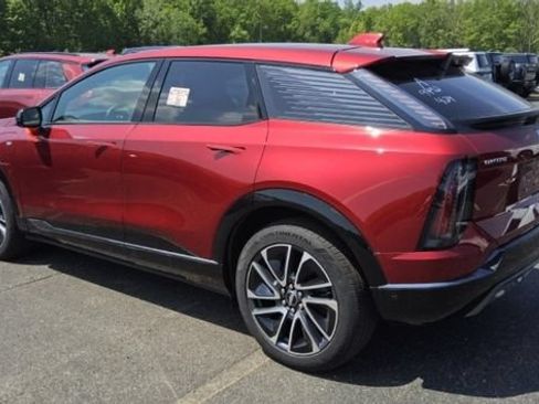 Used 2025 Cadillac Optiq Sport 2 w/ LPO, Floor Liner Package AWD/4WD image 4