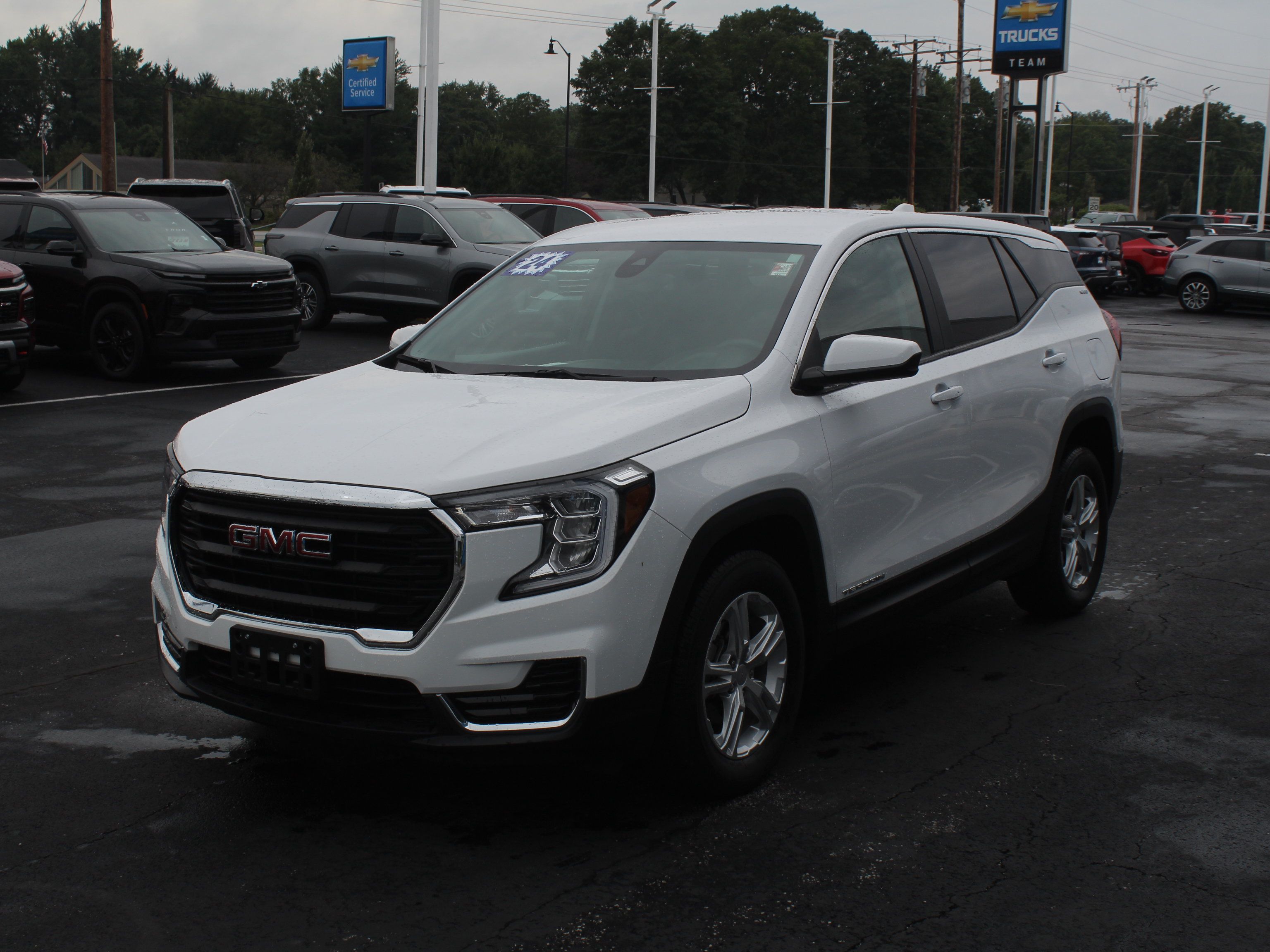 Used 2024 GMC Terrain SLE AWD/4WD image 9