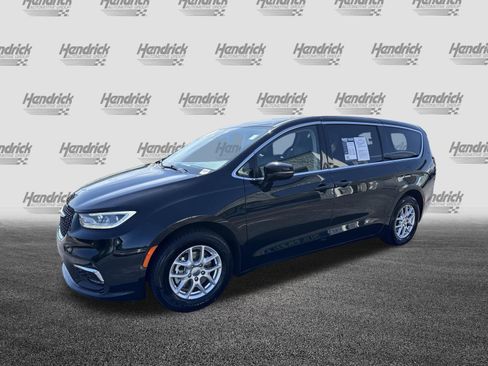 Used 2024 Chrysler Pacifica Touring-L FWD image 5