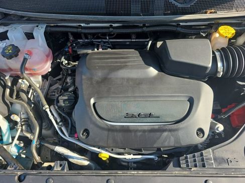 Used 2025 Chrysler Pacifica Limited FWD image 32