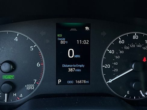 Used 2025 Toyota Corolla LE image 33