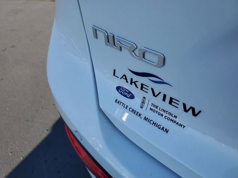 Used 2025 Kia Niro EX image 28