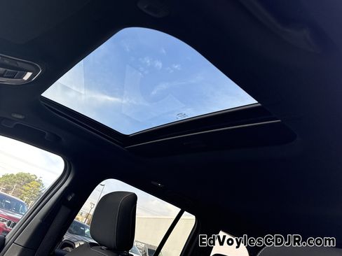 Certified 2025 Jeep Grand Cherokee Laredo X image 30