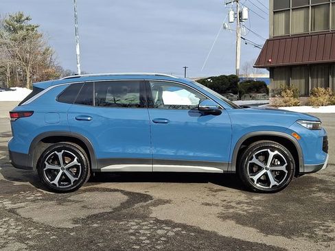 Certified 2025 Volkswagen Tiguan SE w/ Panoramic Sunroof Package image 12