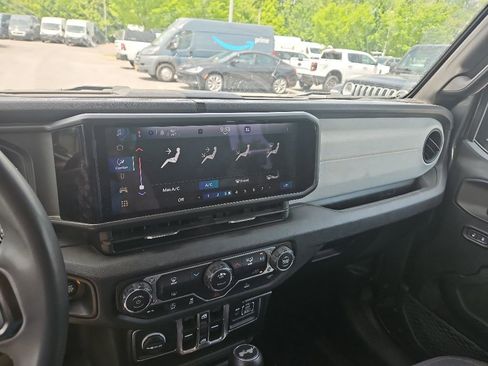 Used 2024 Jeep Wrangler Unlimited Sport AWD/4WD image 18