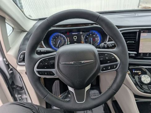 Used 2024 Chrysler Pacifica Limited image 11