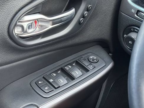 Used 2019 Jeep Cherokee Limited AWD/4WD image 18