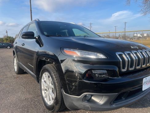 Used 2018 Jeep Cherokee Latitude Plus image 10