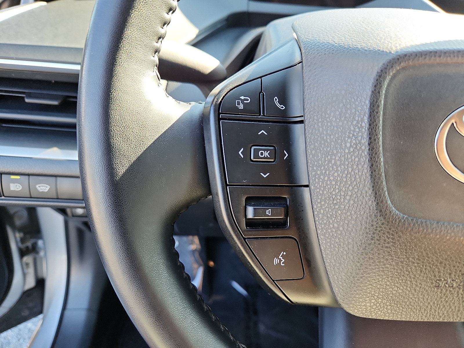 Used 2024 Toyota Prius LE FWD image 20
