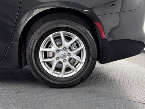 Used 2022 Chrysler Voyager LX image 33