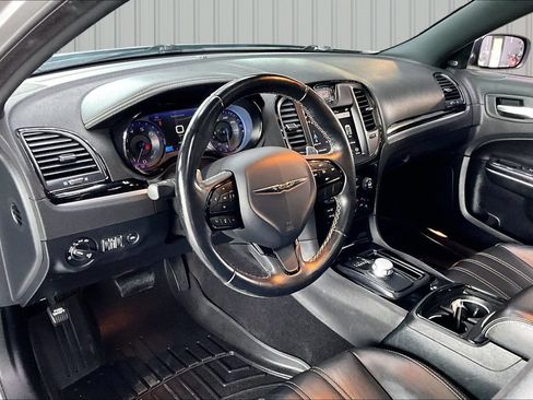 Used 2018 Chrysler 300 S AWD/4WD image 17