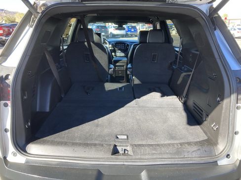 Used 2022 Chevrolet Traverse LT image 41