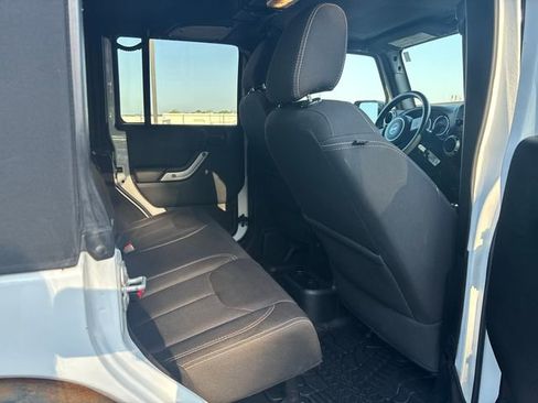 Used 2018 Jeep Wrangler Unlimited Sahara w/ Connectivity Group AWD/4WD image 10