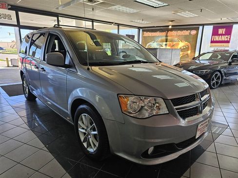 Used 2019 Dodge Grand Caravan SXT image 4