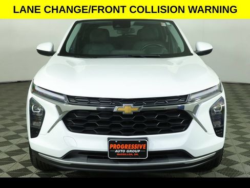 Used 2024 Chevrolet Trax LT w/ Sunroof Package FWD image 8