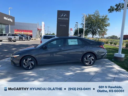 Used 2025 Hyundai Elantra Sport FWD image 11