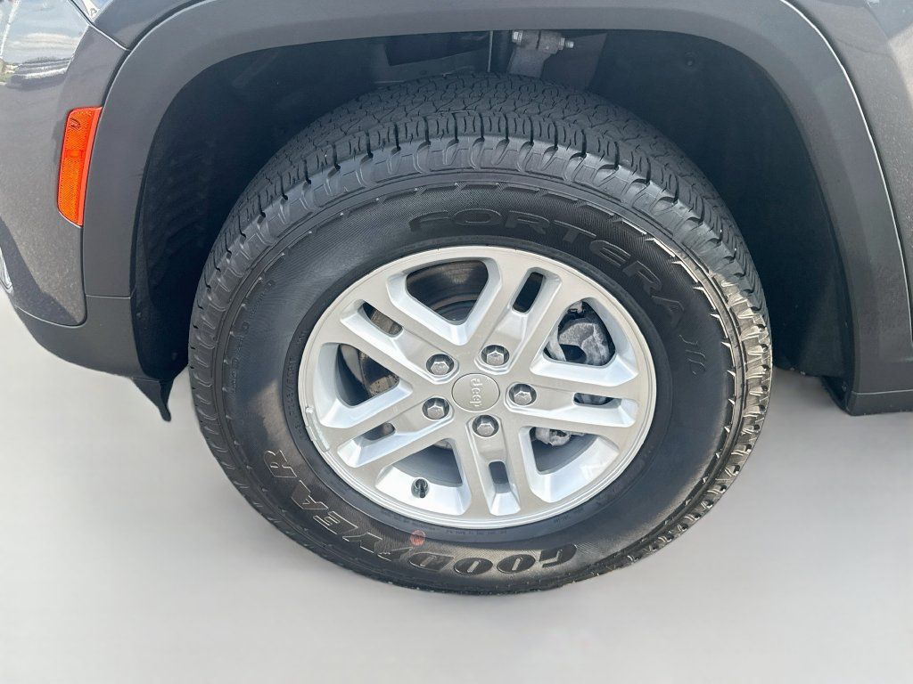 Used 2023 Jeep Grand Cherokee Laredo AWD/4WD image 38