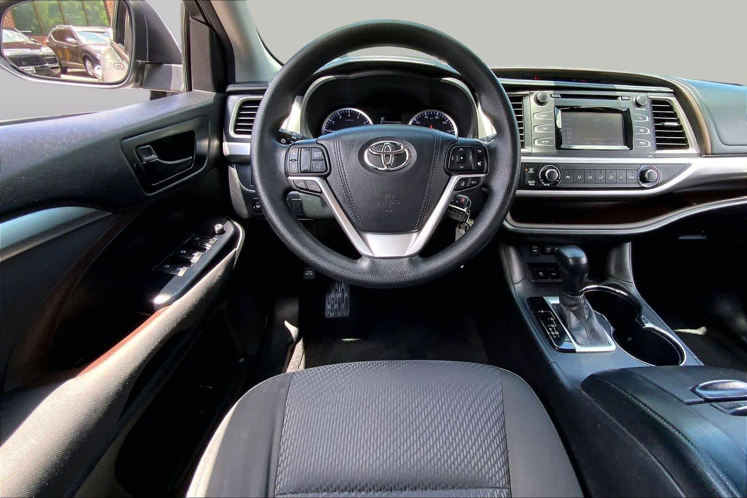 Used 2017 Toyota Highlander LE FWD image 6