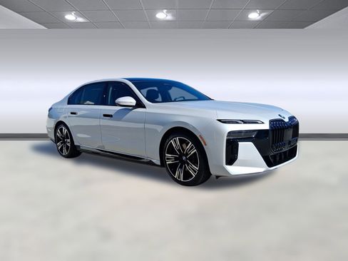 New 2026 BMW 750e xDrive w/ Premium Package image 6