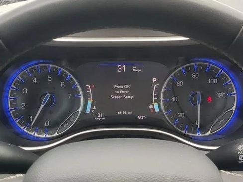 Certified 2023 Chrysler Pacifica Touring-L FWD image 34