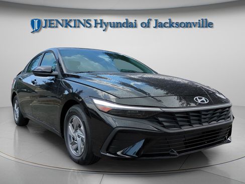 New 2025 Hyundai Elantra SE image 6