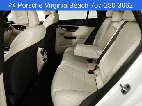 Used 2025 Mercedes-Benz GLC 300 4MATIC image 31