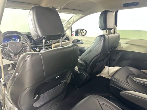 Used 2023 Chrysler Pacifica Touring-L FWD image 23