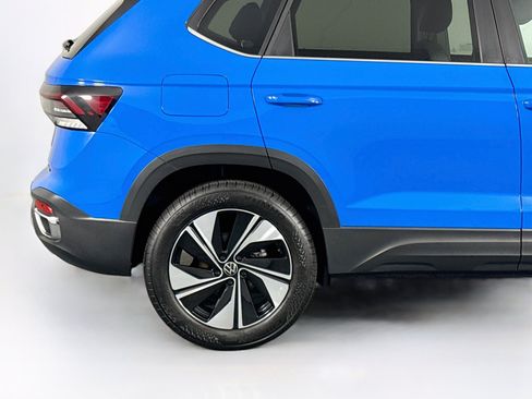 Used 2025 Volkswagen Taos SE w/ Panoramic Sunroof Package AWD/4WD image 45