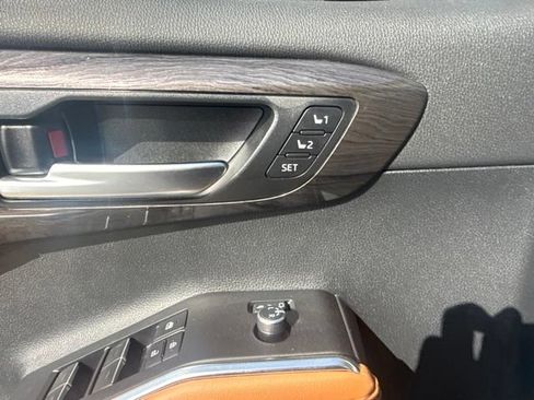 Used 2023 Toyota Highlander Platinum FWD image 11