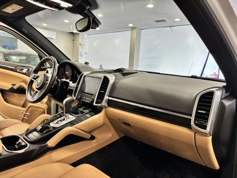 Used 2017 Porsche Cayenne Platinum Edition w/ Premium Package (PJV) image 10