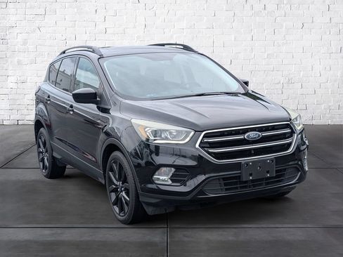 Used 2017 Ford Escape SE w/ SE Sport Appearance Package FWD image 2