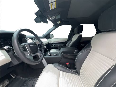 Used 2024 Land Rover Discovery Dynamic SE AWD/4WD image 19