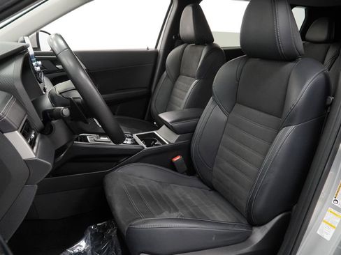 Used 2024 Mitsubishi Outlander SE image 17