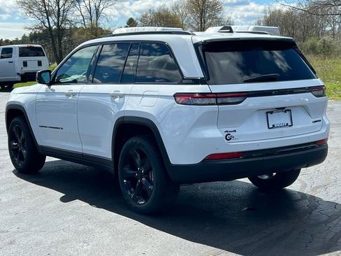 New 2025 Jeep Grand Cherokee Limited w/ Black Appearance Package AWD/4WD image 8