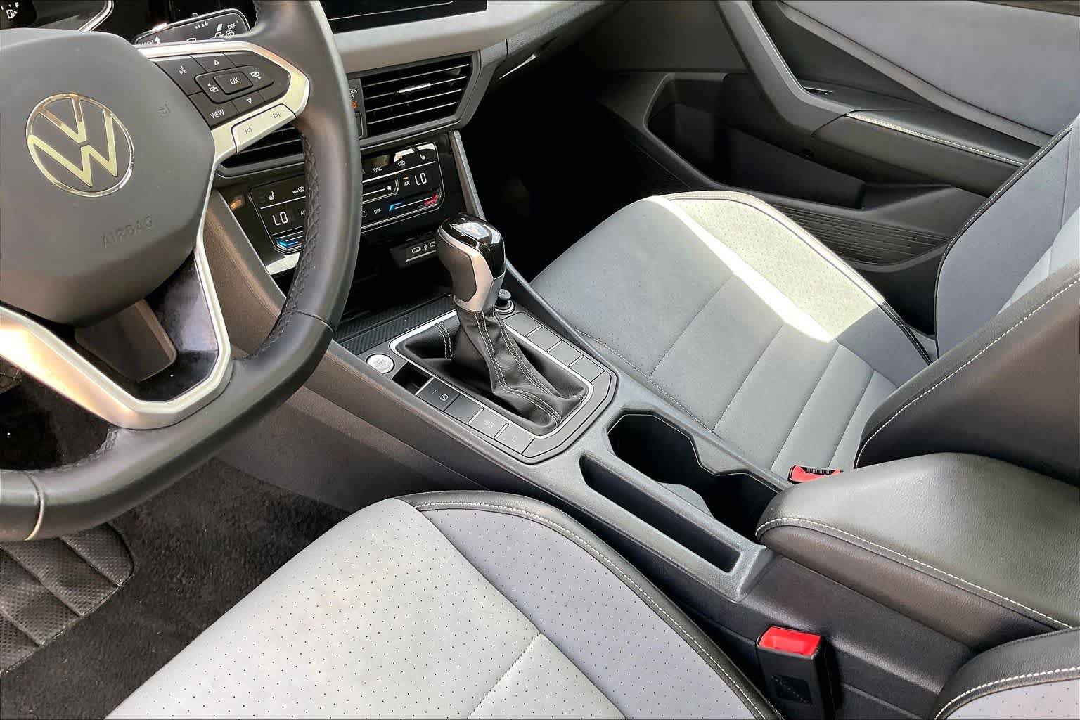 Used 2025 Volkswagen Jetta SE FWD image 17