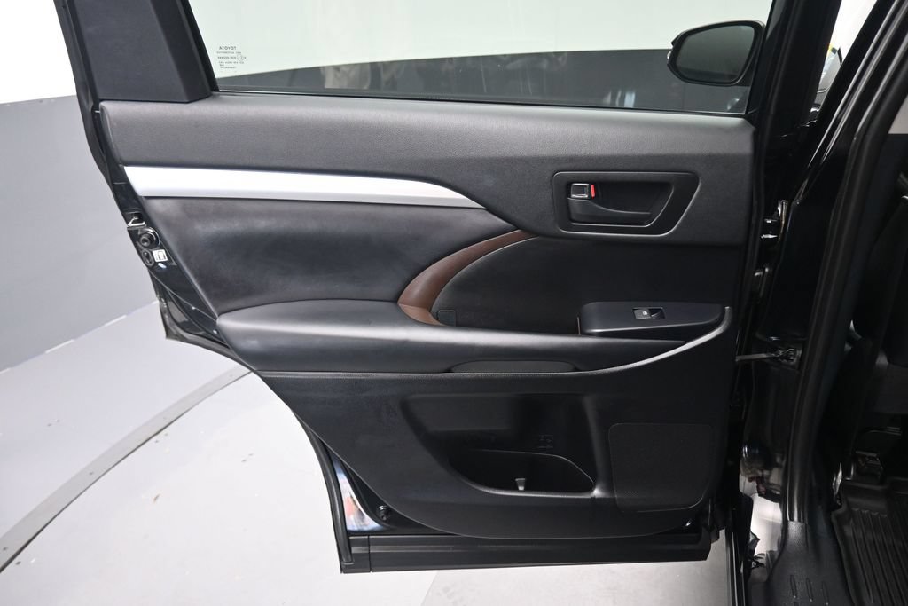 Used 2019 Toyota Highlander Plus AWD/4WD image 28