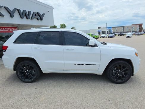 Used 2022 Jeep Grand Cherokee Laredo X RWD image 2