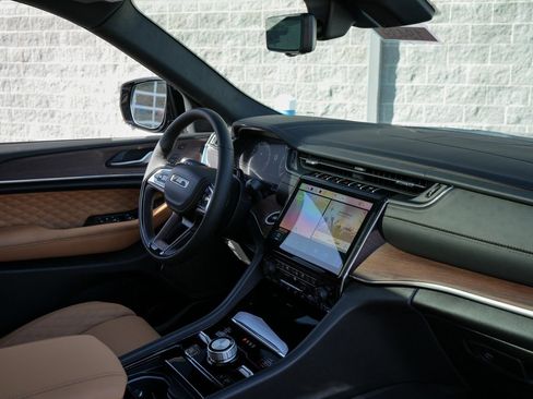 New 2025 Jeep Grand Cherokee L Summit w/ Advanced Protech Group IV AWD/4WD image 39