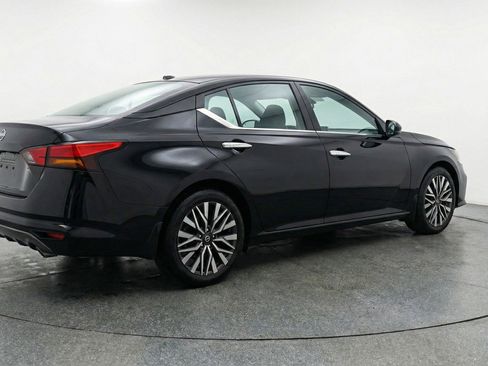 Used 2025 Nissan Altima 2.5 SV FWD image 9