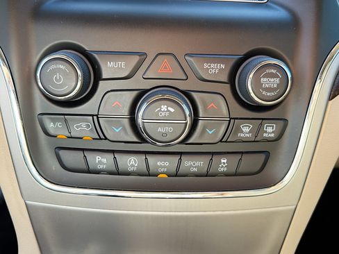 Used 2018 Jeep Grand Cherokee Laredo image 29