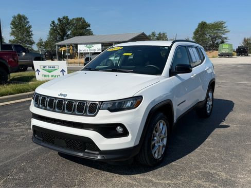 Used 2023 Jeep Compass Latitude AWD/4WD image 2