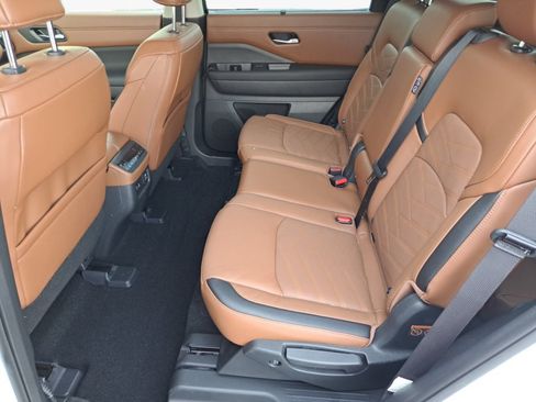 Used 2025 Nissan Pathfinder Platinum w/ Black Appearance Package FWD image 15