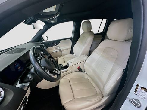 Used 2023 Mercedes-Benz GLB 250 4MATIC w/ Premium Package image 13