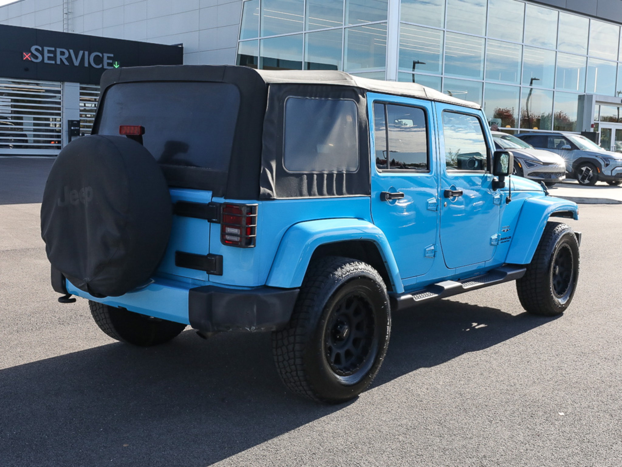 Used 2017 Jeep Wrangler Unlimited Sahara AWD/4WD image 7