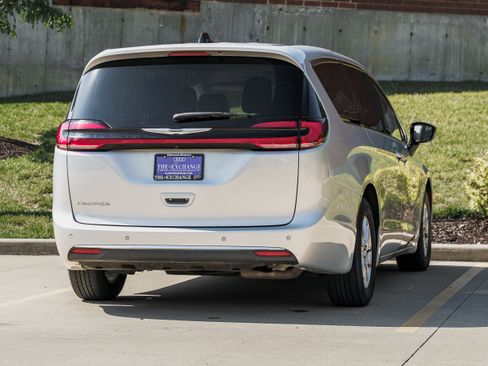 Used 2024 Chrysler Pacifica Touring-L FWD image 4