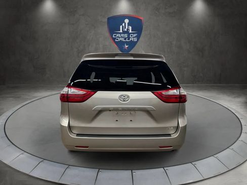 Used 2017 Toyota Sienna XLE FWD image 4