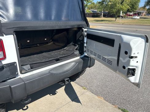 Used 2017 Jeep Wrangler Unlimited Rubicon image 8
