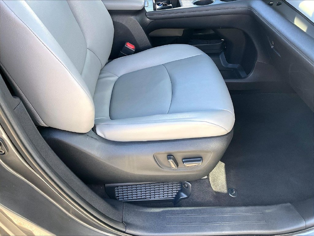 Used 2025 Toyota Sienna XLE FWD image 38
