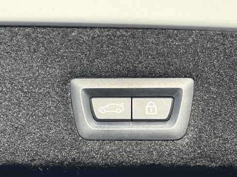 Used 2020 BMW 740i w/ M Sport Package image 27